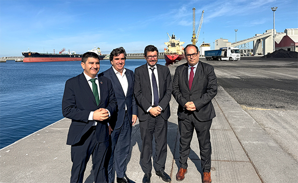 El presidente del puerto de A Coruña junto con el comisionado