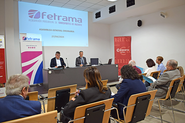 Imagen de la asamblea de Fetrama, presidida por Juan José Hernández.
