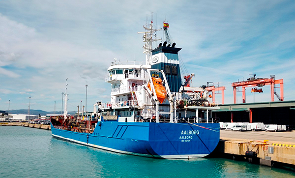 El buque "Aalborg" atracado en el puerto de Barcelona.