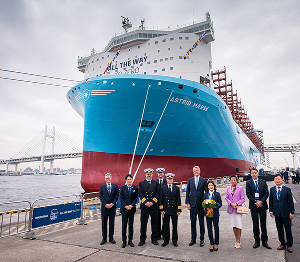 Responsables de Maersk, Nissan y del puerto de Yokohama en la presentación del buque "Astrid Maersk".