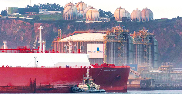 Operativa de Endesa con GNL en el puerto de Gijón.