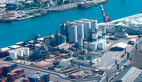 La planta está ubicada en el muelle Álvarez de la Campa del puerto de Barcelona.