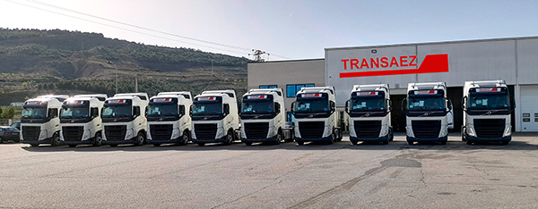 Imagen de la decena de camiones Volvo incorporados por Transaez.