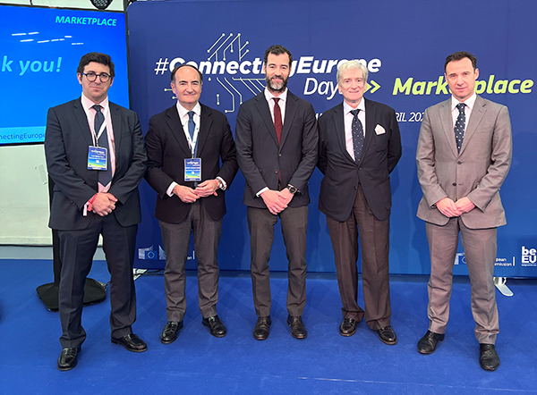 Luis Núñez, jefe del departamento de Proyectos Europeos de la APBA; Gerardo Landaluce, presidente de la APBA; Benito Núñez, secretario general de Transportes Aéreo y Marítimo; Carlos Ortiz y Miguel Núñez, representantes permanentes de España en el Consejo Europeo para Transporte. 