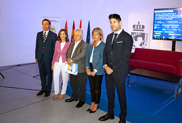 Ramón García (CEL), Ana González (CEL), Fernando Romero (ayuntamiento de Coslada), Laly Escudero (Aedhe) y Rafael Aguilera (UNO), inauguraron el III Foro de Transporte del CEL.