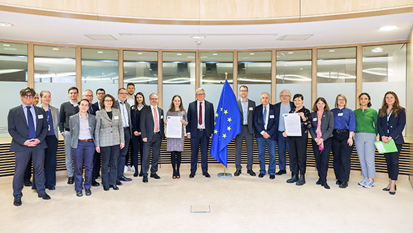 La declaración cojunta de IRU y ETF fue entregada al comisario europeo de Empleo y Derechos Sociales, Nicolas Schmit.