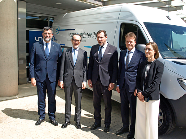 Andrés Orejón, director general de la División de Furgonetas de Mercedes-Benz; Francisco Aranda, presidente de UNO; Óscar Puente, ministro de Transportes; Reiner Hoeps, presidente de Mercedes-Benz España; y Roser Obrer, directora general de Transporte por Carretera y Ferrocarril. 