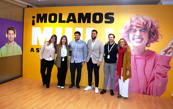 Foto de grupo de directivos de InPost en España: Ana Carreras, Mariana Costan, Julio Suero, Juan Campos, Carlos Morales y Carlota Bauer. 