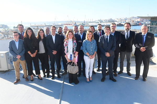 El presidente de la Autoridad Portuaria de A Coruña, Martín Fernández, junto con los ponentes del III Foro de logística y cadena de suministro.