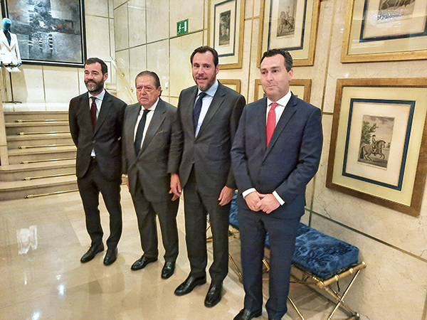 De izquierda a derecha, Benito Núñez, secretario general de Transportes Aéreo y Marítimo; Vicente Boluda Fos, presidente de Anave; Óscar Puente, ministro de Transporte y Movilidad Sostenible; y Gustavo Santano, director general de la Marina Mercante. 