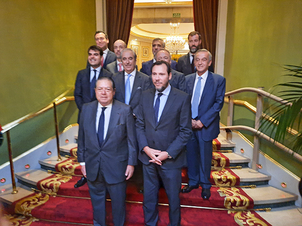 Puente y Boluda posan con miembros de la junta directiva de Anave en el hotel Wellington de Madrid, en el que tuvo lugar la asamblea de la patronal de los navieros españoles. 