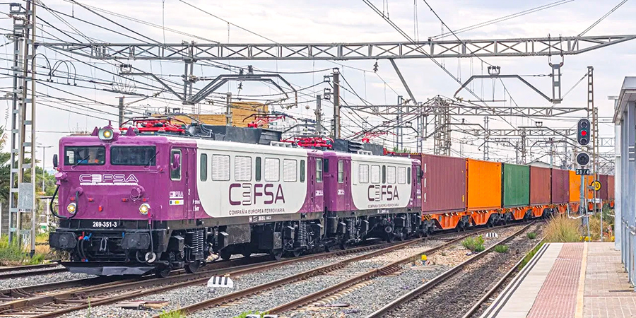 Destacada Una locomotora CEFSA en una estación ferroviaria