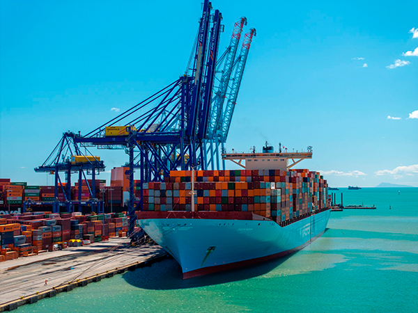 Un buque de Maersk en el puerto de Valencia.