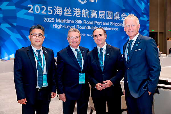 Gerardo Landaluce y Santiago García Milá con los presidentes de los puertos de Shanghái y Hamburgo.