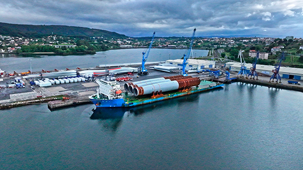 Imagen del puerto de Ferrol con el buque