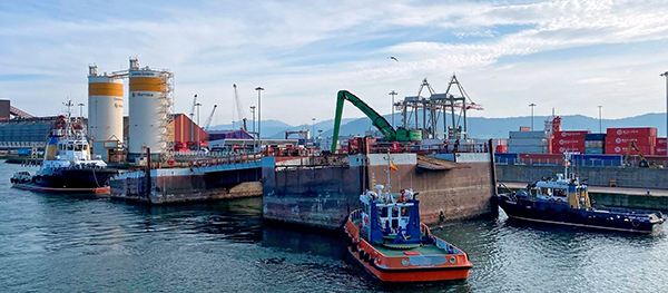 Imagen de una operativa de traslado de un pontón ro-ro con tres remolcadores de Rusa Santander.