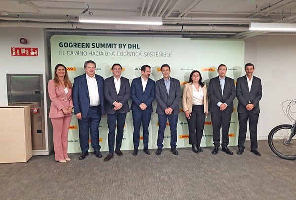 De izquierda a derecha, María Luisa Melo (Directora de Relaciones Institucionales de DHL Express Europa), Benjamín García (CEO DHL Global Forwarding), Roberto Pascual (CEO DHL Supply Chain), Eduardo San Román (director general de la Agencia Logística de Madrid), Miguel Borrás (CEO DHL Express), Irene Molina (Ministerio de Economía, Comercio y Empresas), Rubén Gavela (CEO DHL Freight) y Sergio Del Casale (CEO DHL eCommerce).