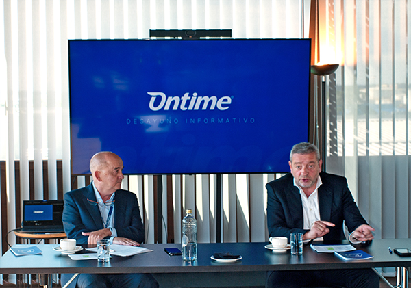 Carlos Moreno, consejero delegado de Ontime, junto a Ángel González, adjunto al consejero delegado y director de Marketing, Comunicación y Relaciones Institucionales de Ontime, durante la rueda de prensa.