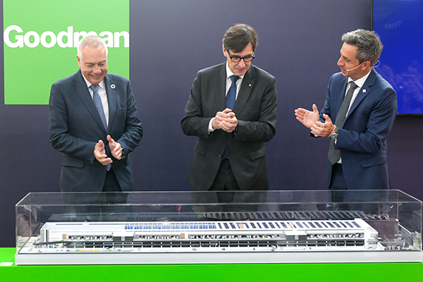 Pere Navarro, Salvador Illa e Ignacio García con la maqueta del edificio.