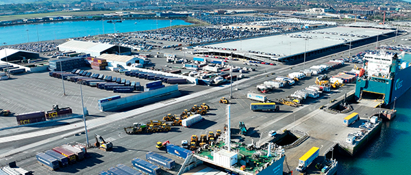 Imagen del espigón central del puerto de Santander con un buque de UECC y su zona operativa para carga ro-ro.