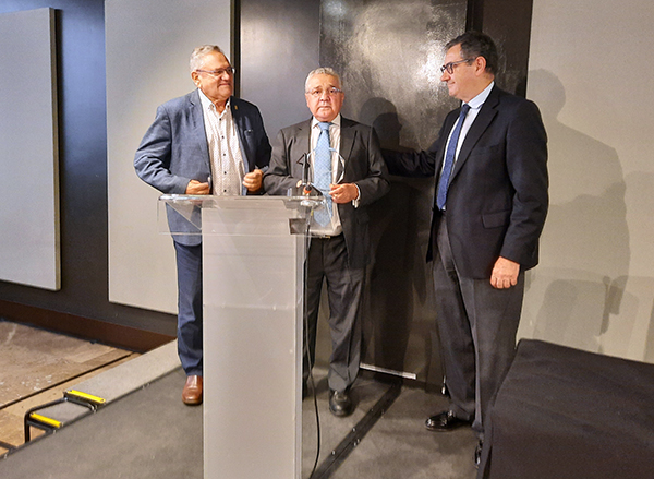 Ovidio de la Roza y Carmelo González flanquean a Miguel Ángel Valverde, en el homenaje que le dedicó la asamblea de Conetrans.