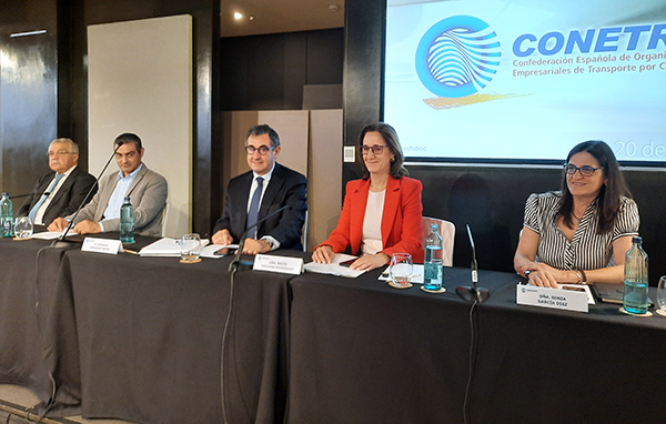 Miguel Ángel Valverde, Óscar Baños, Carmelo González, Rocio Báguena y Sonia García, durante la asamblea de Conetrans.