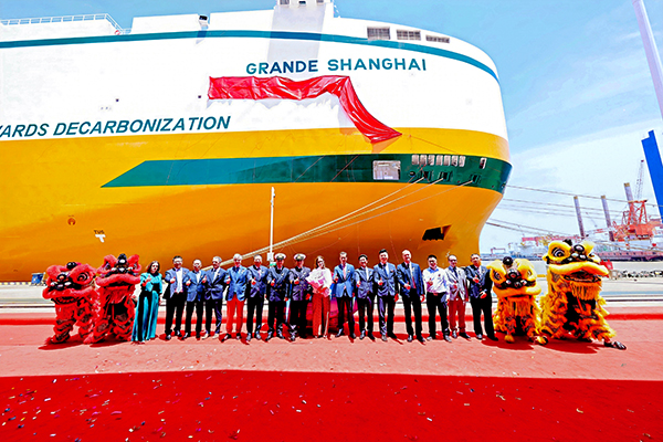 Ceremonia de bautizo del "Grande Shanghai".