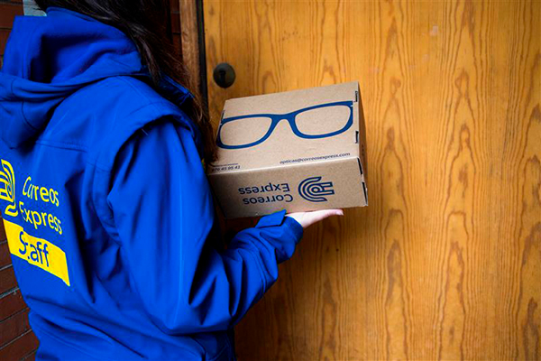 Correos Express cuenta con más de dos décadas de experiencia en la gestión de paquetería para el sector óptico y audiológico.