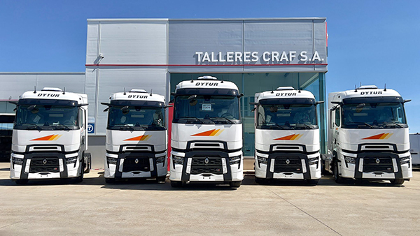Imagen de las cinco nuevas cabezas tractoras de Renault Trucks.