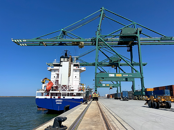 El buque "Spirit" operando en la terminal del puerto de Huelva.