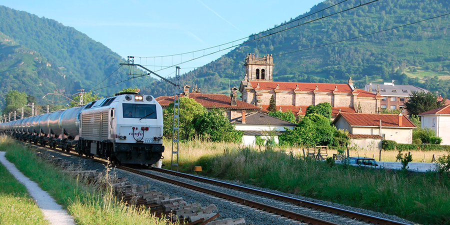 destacada 2010_Linea Palencia-Santander a su paso por Los Corrales de Buelna