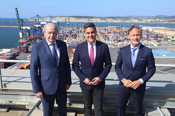 Ricardo Barkala, e Iván Jiménez en la sede de la Autoridad Portuaria de Bilbao.