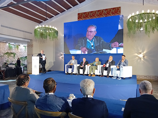 Primera mesa redonda dedicada a la situación del sector.