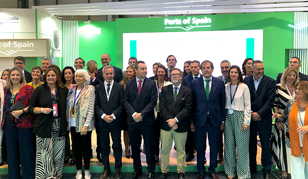 Foto de grupo de las 16 autoridades portuarias presentes en el stand de Puertos del Estado en 'Fruit Attraction'. 