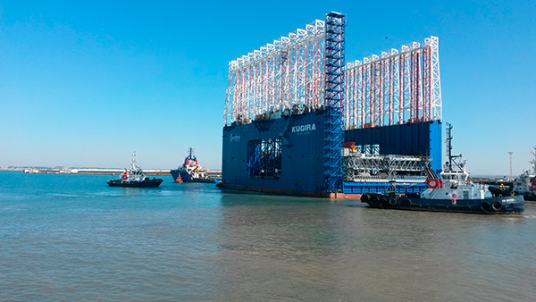 El cajonero “Kugira” produce los cajones del atraque.