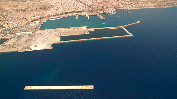 Imagen aérea del puerto de Almería.