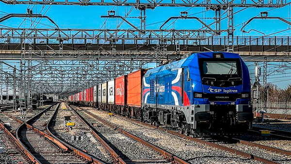 Un tren traccionado por CSP Logitren.