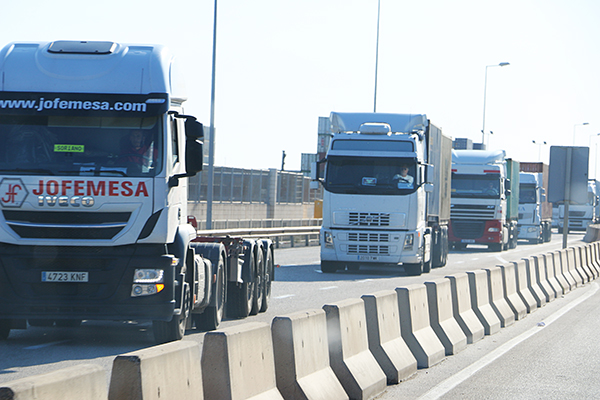 Colas de camiones en las instalaciones portuarias.
