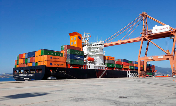 Imagen de una operativa de un buque de Hapag-Lloyd en Termavi.