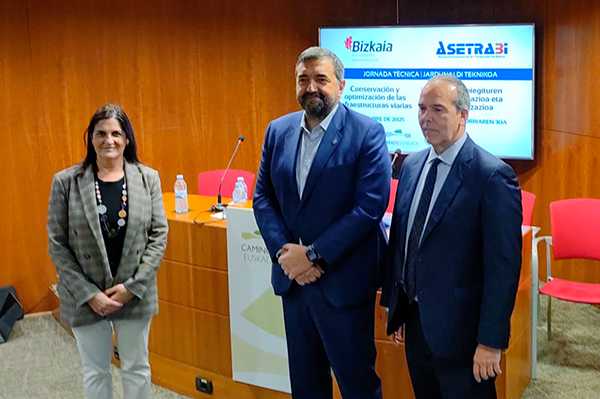 Sonia García, Carlos Alzaga y Jon Larrea en la jornada técnica de Asetrabi y de la Diputación de Bizkaia.
