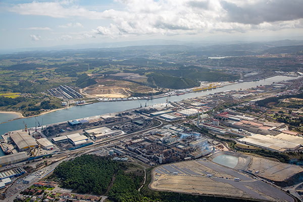 Imagen aérea de la margen izquierda de la Ría de Avilés, en primer plano, espacio en donde se ubicaría la nueva planta de Fertinagro. Autoridad Portuaria de Avilés