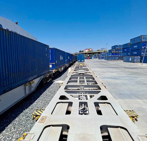 La terminal de Athos Rail en Fuenlabrada cuenta con una superficie de losa de 18.000 metros cuadrados, ampliable hasta los 27.000 metros cuadrados.
