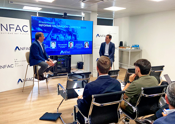 José López-Tafall, director general de Anfac, y Pedro Ruiz, presidente de CETM Portavehículos y Logística de la Automoción, durante la presentación.