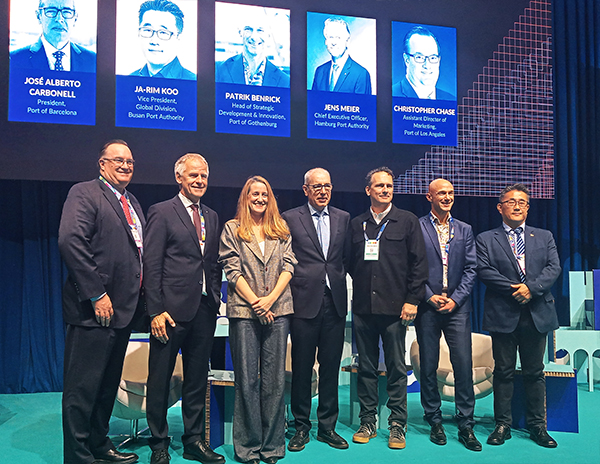 José Alberto Carbonell, en el centro con representantes portuarios, que impulsan la competencia, y responsables del congreso Tomorrow. Blue Economy.