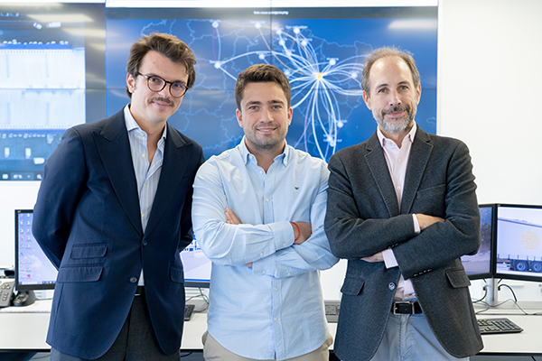 Ricardo Medem, director global de Ventas de Neurored; Álvaro Bardisa, subdirector de Transporte de Correos Express; e Ignacio Carnero, director de Transporte vertical terrestre de Neurored. 