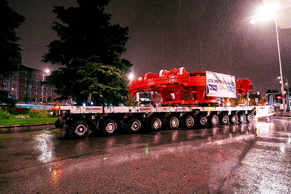Imagen del transporte de la rueda de corte, que mide 6,7 metros de largo por 6,7 metros de ancho y 3 metros de alto y que pesa 110 toneladas.