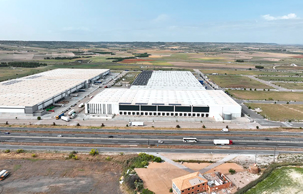 La plataforma cuenta con 31 muelles para la carga y descarga.