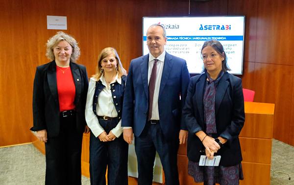 En el medio de la imagen Pilar Trueba y Jon Larrea, de la Diputación de Bizkaia, flanqueados por Carmen del Río y Amaia Garai, del Colegio de Ingenieros de Caminos, Canales y Puertos de Euskadi.