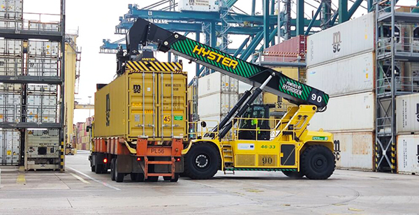 Reach stacker en la terminal de MSC en Valencia.