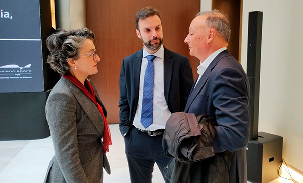 Mar Chao dialoga con Salvador Navarro en presencia del nuevo director del Puerto de Valencia, Aurelio Acedo.